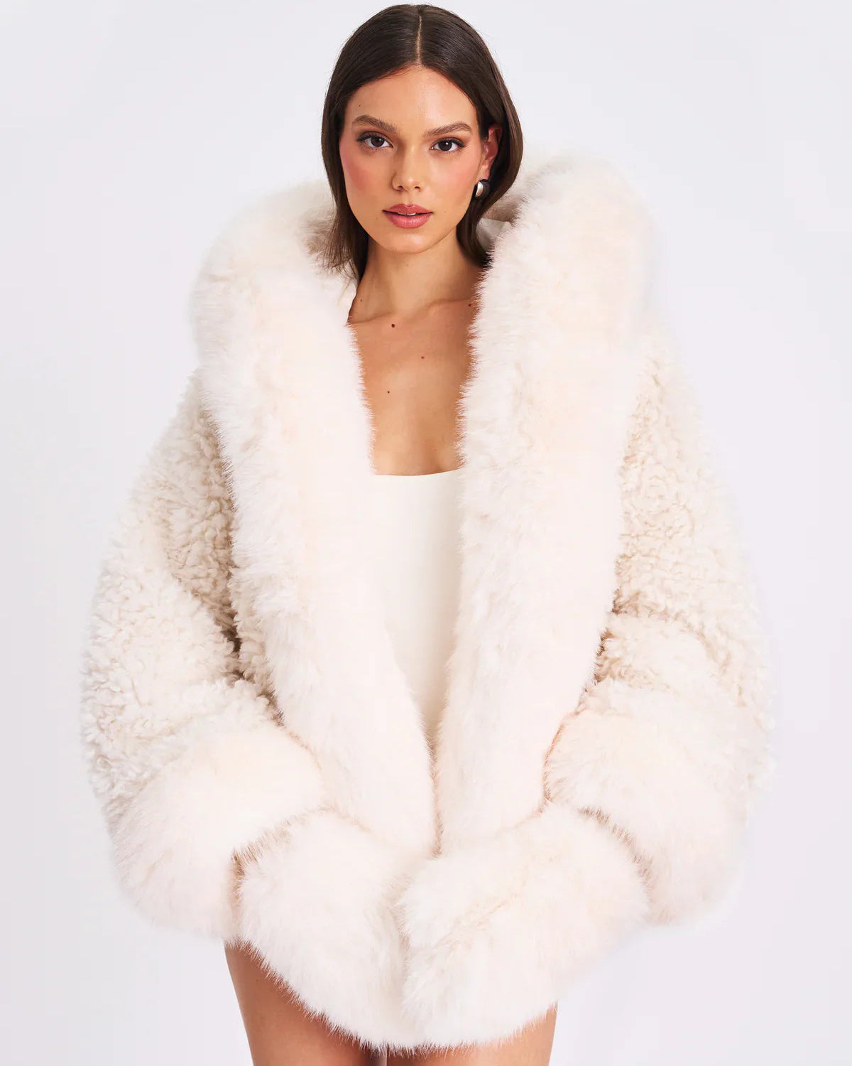 AMÉLIE – Flauschige Felljacke mit Kapuze