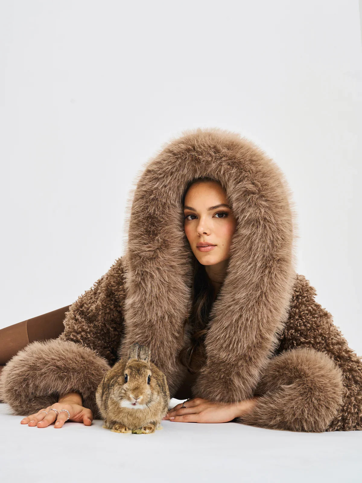 AMÉLIE – Flauschige Felljacke mit Kapuze