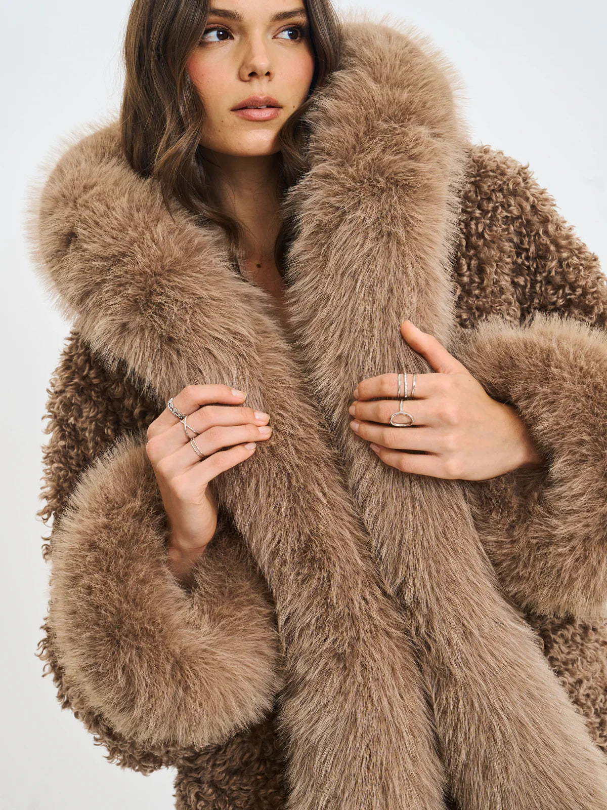 AMÉLIE – Flauschige Felljacke mit Kapuze