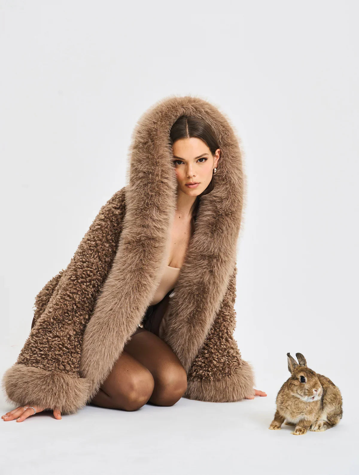 AMÉLIE – Flauschige Felljacke mit Kapuze